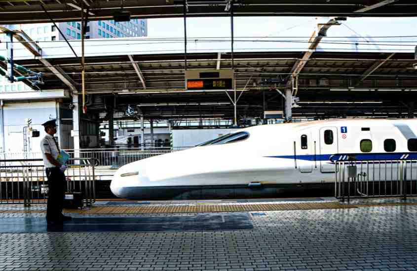 durante o dia, trem bala branco, que de acordo com curiosidades sobre o japão é um dos mais eficientes do mundo