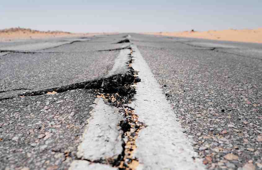 durante o dia, asfalto rachado após terremoto, que de acordo com curiosidades sobre o japão acontece todos os dias no país