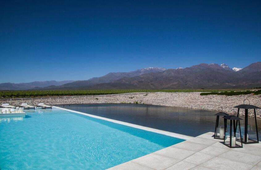 durante um dia ensolarado, vista aérea de piscina ao ar livre com vista para a Cordilheira dos Andes