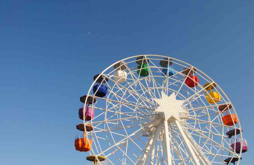 durante o dia, roda-gigante branca sob céu azul em tibidabo, atração para quem busca o que fazer em Barcelona com crianças