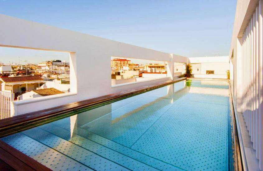 durante o dia, piscina retangular em terraço de um dos hotéis em sevilha com vista para a cidade