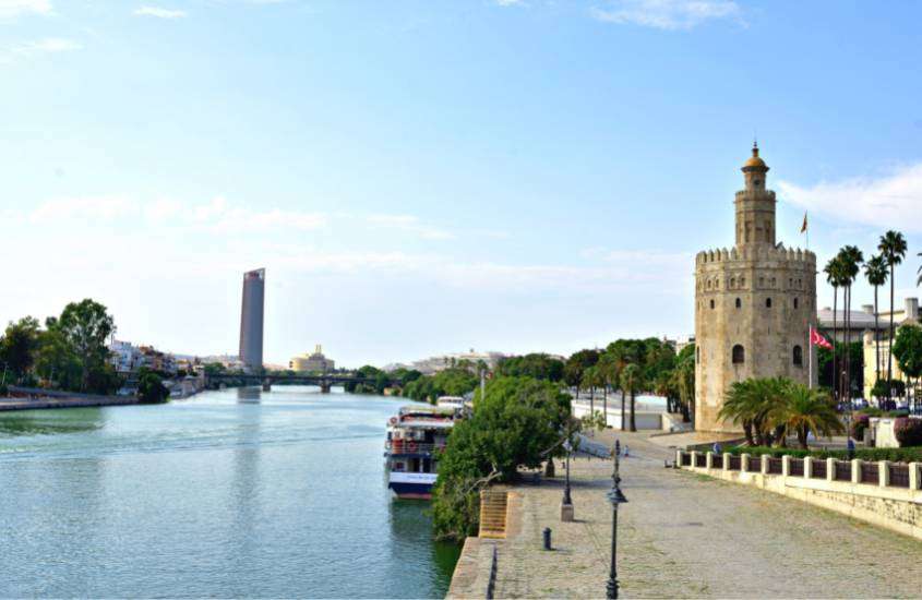 durante o dia, torre medieval em frente a rio
