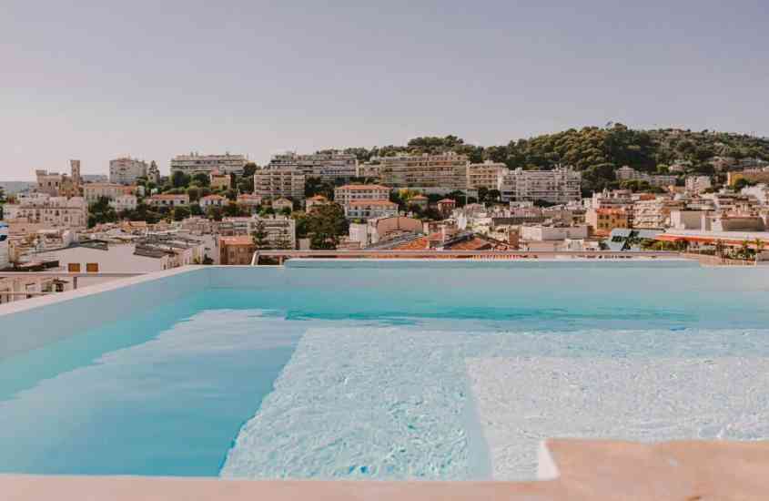 durante o dia piscina ao ar livre em cobertura de hotel em nice com vista para a cidade