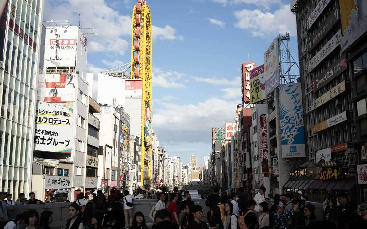 durante o dia, pessoas caminhando em rua de Umeda, um lugar onde ficar em osaka