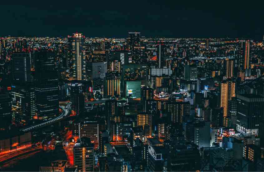 durante a noite, vista aérea de prédios iluminados em kita, lugar onde ficar em Osaka