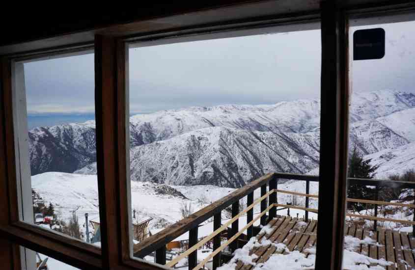 durante o dia, varanda de hotel no valle nevado com vista para montanhas nevadas