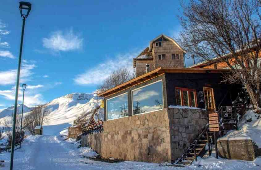 durante dia ensolarado, hotel no valle nevado rodeado por montanhas nevadas