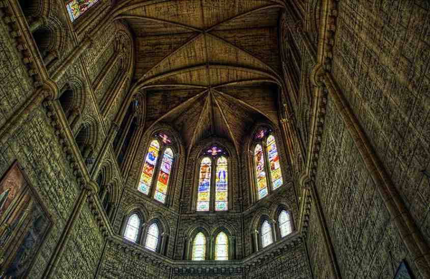 vitrais coloridos em interior de igreja