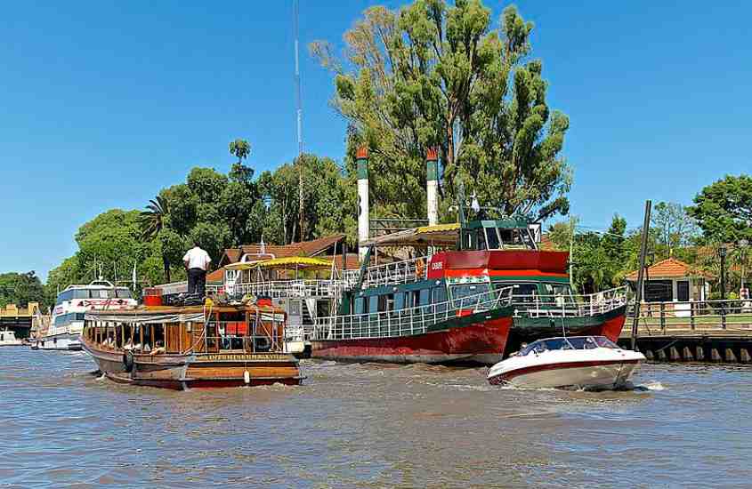 durante o dia, diversos barcos coloridos em rio em tigre, cidade para um bate e volta de buenos aires