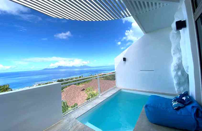 durante o dia, pequena piscina em varanda de suíte de hotel com vista para o mar