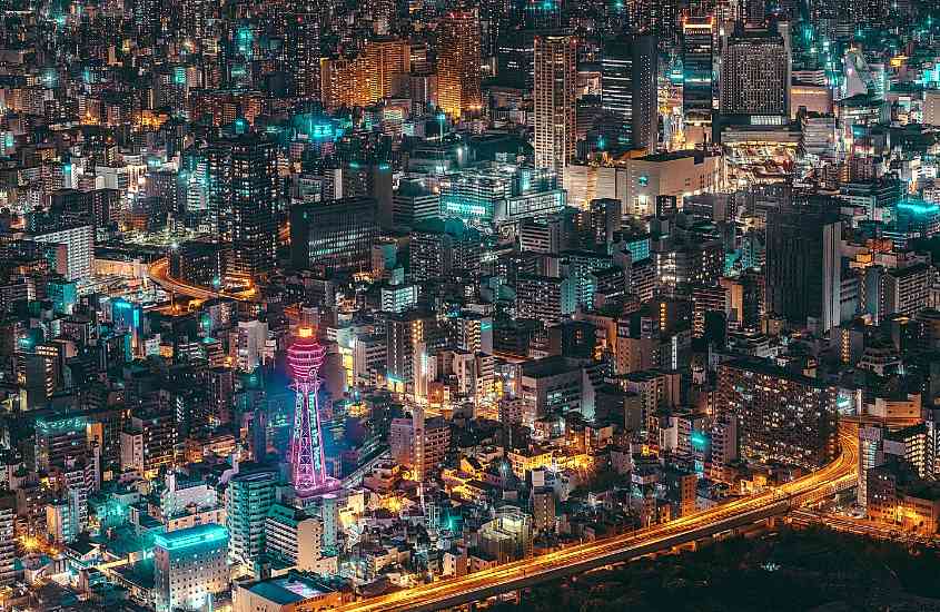 durante a noite, vista aérea de prédios iluminados em osaka japão