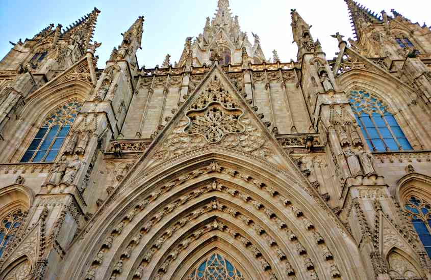 durante o dia, vista de baixo para cima de igreja em estilo gótico