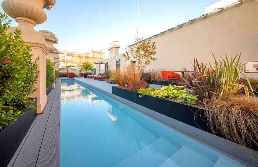 durante o dia, plantas em frente a piscina retangular ao ar livre em um dos melhores hotéis em barcelona