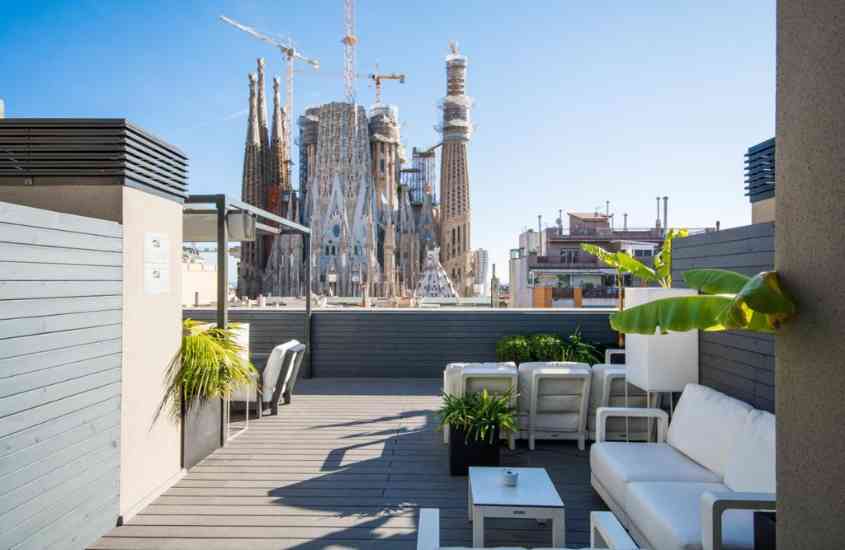 durante o dia, sofás e plantas em terraço de um dos apartamentos em barcelona com vista para a cidade
