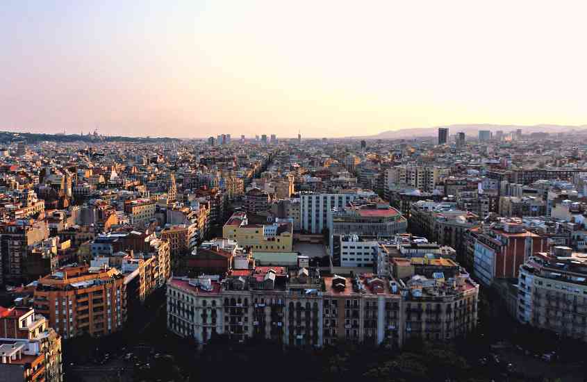durante o dia, vista aérea de diversos prédios em eixample, um lugar onde ficar em barcelona