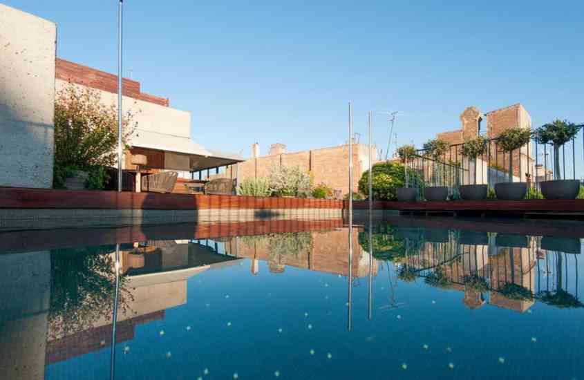 durante o dia, plantas ao redor de piscina ao ar livre em hotel em barcelona