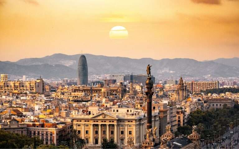 durante entardecer, vista aérea de casas, prédios e montanhas em barcelona