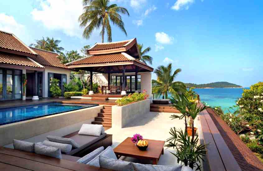 durante o dia, piscina ao ar livre e sofás em quintal de hotel em Koh Samui com vista para o mar