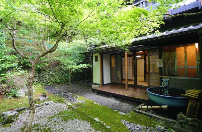 durante o dia, pequeno ofurô e árvores em jardim de um dos melhores ryokans em kyoto
