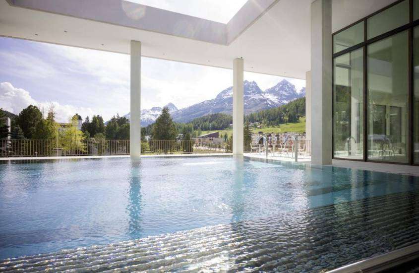 durante o dia, grande piscina em área de lazer ao ar livre com vista para árvores e montanhas