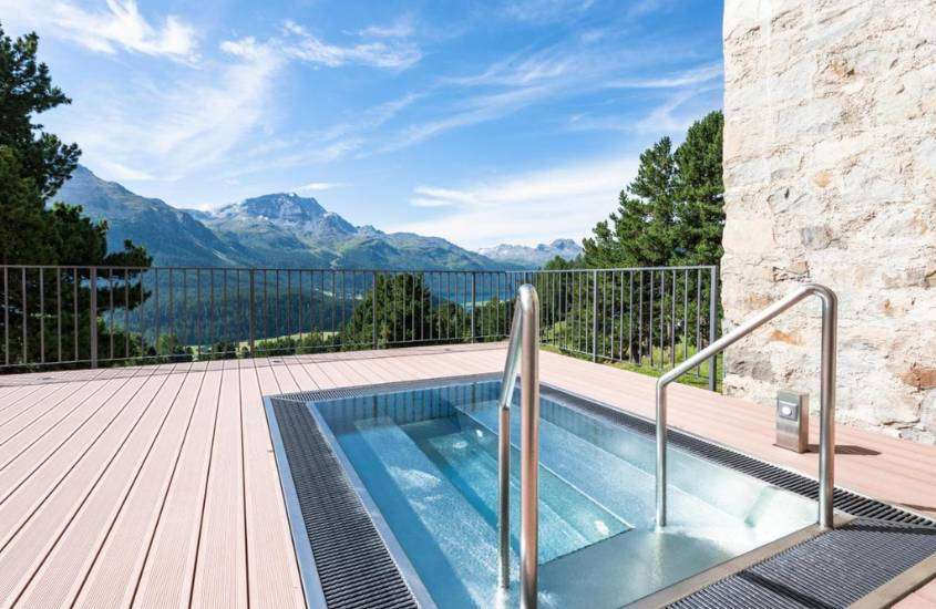 durante dia ensolarado, pequena piscina ao ar livre em deck de madeira com vista para as montanhas