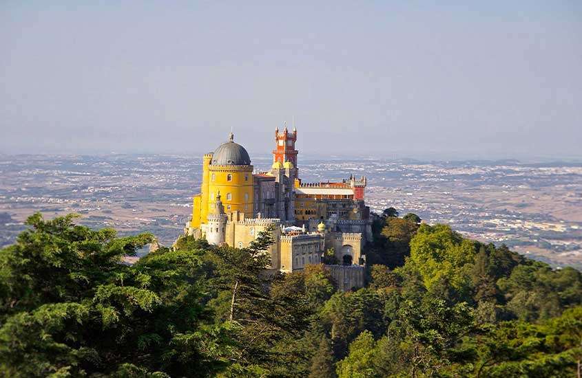 Durante o dia, vista aérea do Castelo dos Mouros em Sintra, Portugal