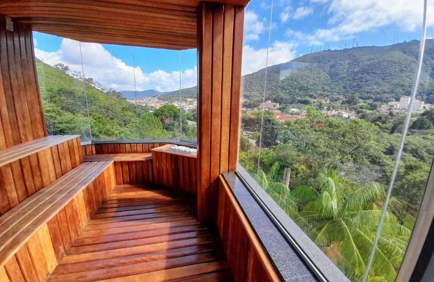durante dia ensolarado, sauna de maneira com janelas amplas e vista para as montanhas
