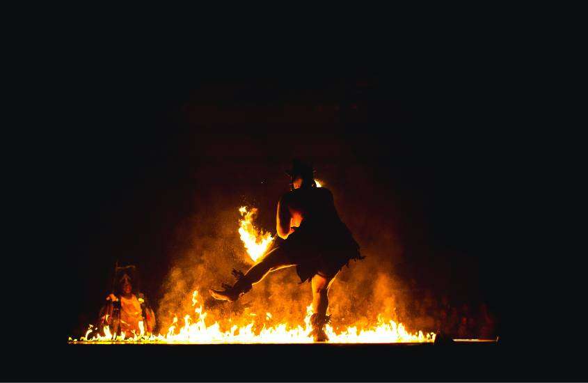 durante a noite, pessoa dançando com o fogo em show da dança tradicional polinésia