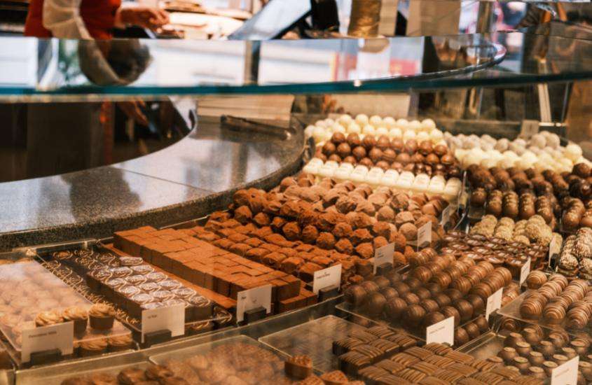 diversas trufas e bombons em vitrine de chocolateria em st. moritz suíça