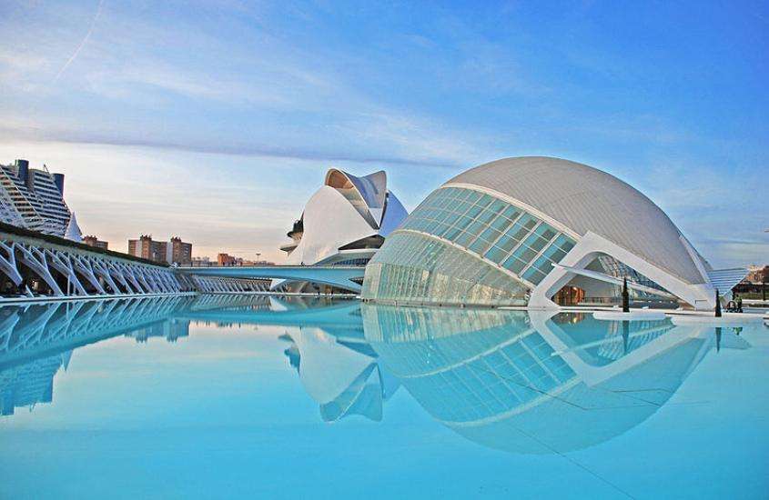 Durante o dia, vista aérea do espelho d'água em frente à Cidade das Artes e das Ciências em Valência, com seus prédios modernos e futuristas refletidos na água