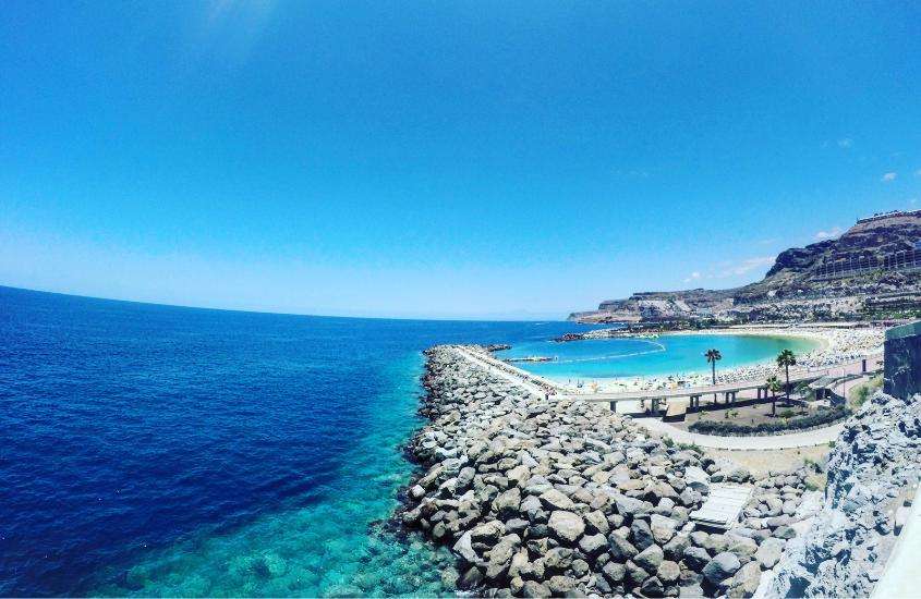 Durante um dia ensolarado, vista aérea de águas cristalinas e azul-turquesa das praias de Gran Canaria