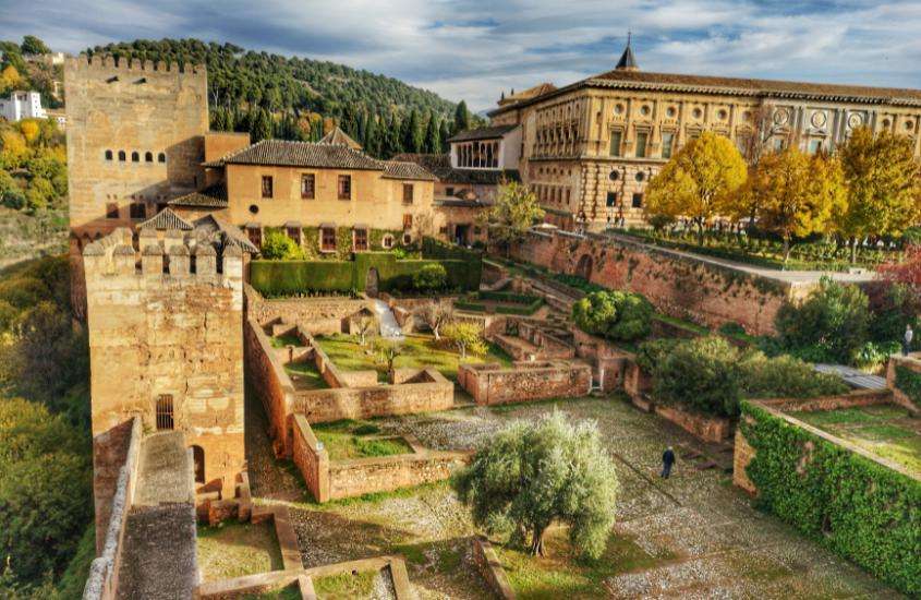 vista aérea durante o dia dos jardins da Alhambra, um complexo de palácios e fortalezas históricas em Granada, destino na Espanha