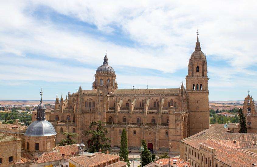 Durante o dia, vista aérea da Plaza Mayor de Salamanca, com suas construções históricas em estilo renascentista e barroco