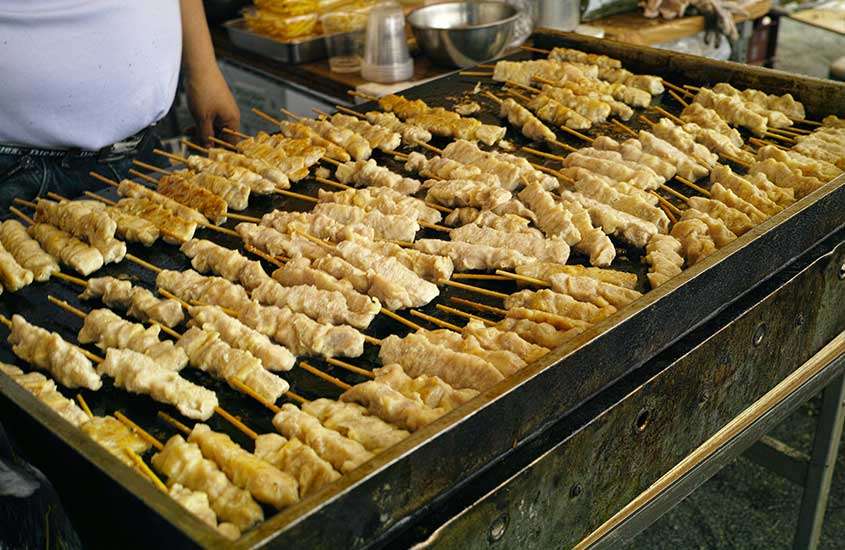 yakitori, espetinhos de frango e vegetais grelhados em uma barraquinha de comida japonesa