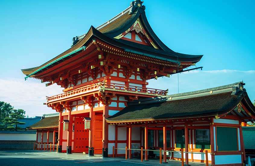 Templo tradicional japonês com telhado em estilo marrom e branco