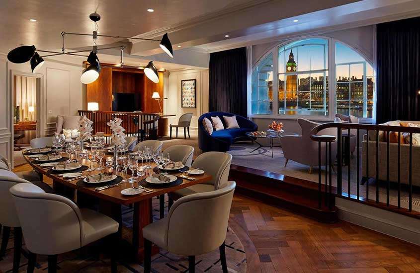 durante entardecer, mesa de jantar em restaurante de hotel em Londres com vista para o Big Ben.