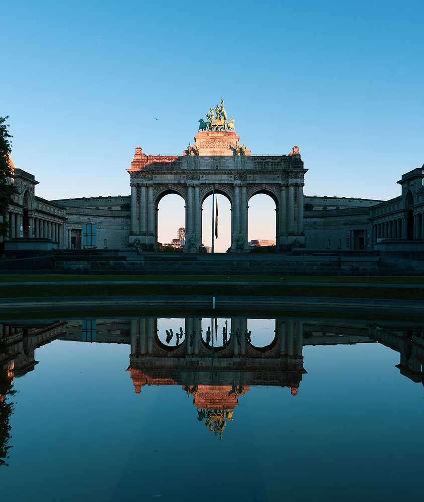 durante o dia, monumentos em Bruxelas, refletidos em um espelho d'água