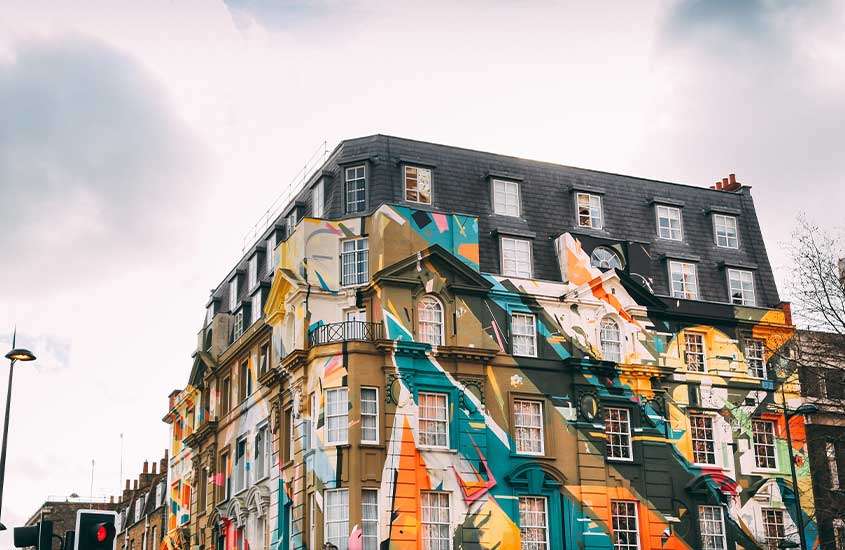 durante dia nublado, pinturas coloridas em prédio em shoreditch, um dos melhores lugares para se hospedar em Londres.