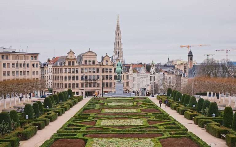 durante o dia, vista aérea de pessoas caminhando ao redor de jardins e monumento em centro de bruxelas