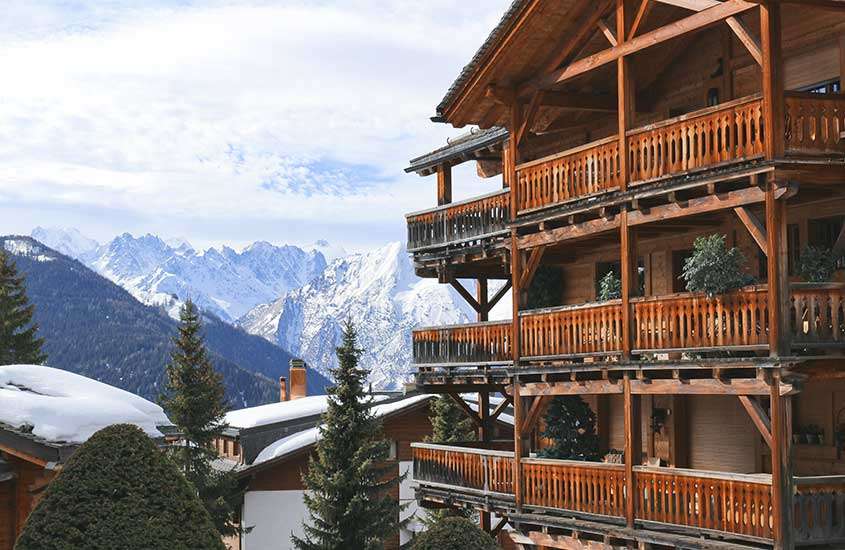 durante dia nublado, cabana de 3 andares de madeira com vista para montanhas nevadas em Verbier