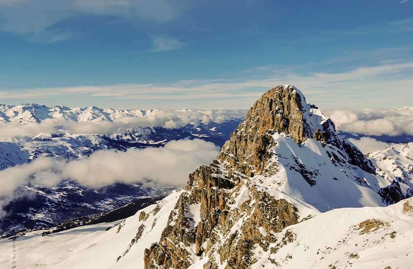 durante dia ensolarado, vista aérea de montanhas cobertas de neve em courchevel, um dos melhores lugares para esquiar na europa