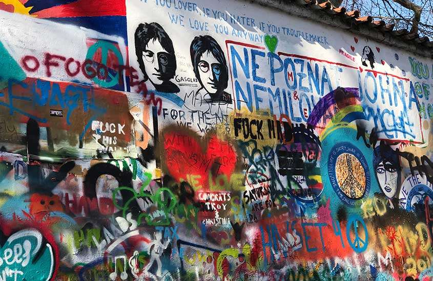 diversas pinturas e frases coloridas no Muro de John Lennon, um ponto turístico em praga de inspiração política e cultural