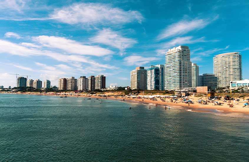 durante um dia ensolarado, vista aérea de prédios às margens do mar no Uruguai.
