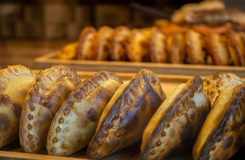 diversas empanadas servidas em bandeja em uma lanchonete onde comer em bariloche