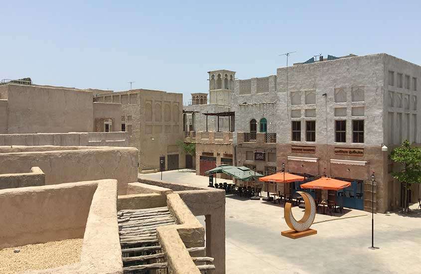 durante o dia, construções com arquitetura tradicional e becos em Bur Dubai, um lugar onde ficar em dubai