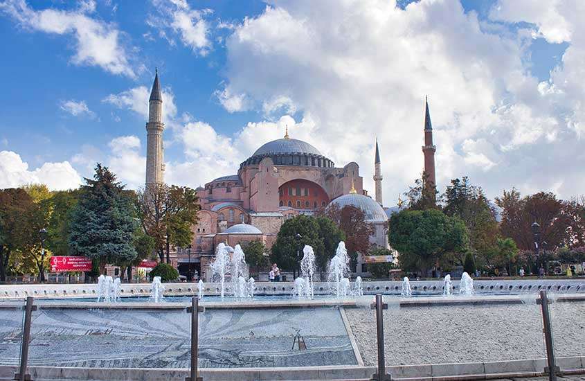 durante o dia, chafariz em frente a catedral em sultanahmet, um lugar onde ficar em Istambul