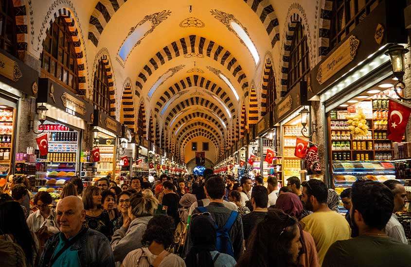 multidão de pessoas caminhando entre as lojas de grand baazar em Istambul