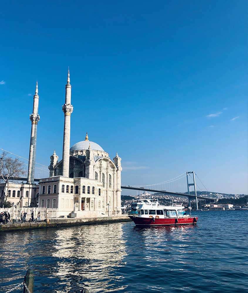 durante o dia, construções às margens de mar em besiktas, um lugar onde se hospedar em Istambul