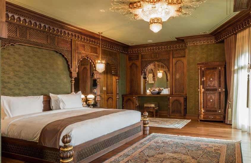 cama de casal e guarda-roupa de madeira em suíte de hotel em Istambul com típica decoração turca