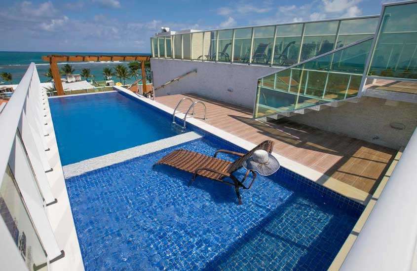 durante um dia ensolarado, piscina retangular em cobertura de hotel em porto de galinhas com vista para o mar